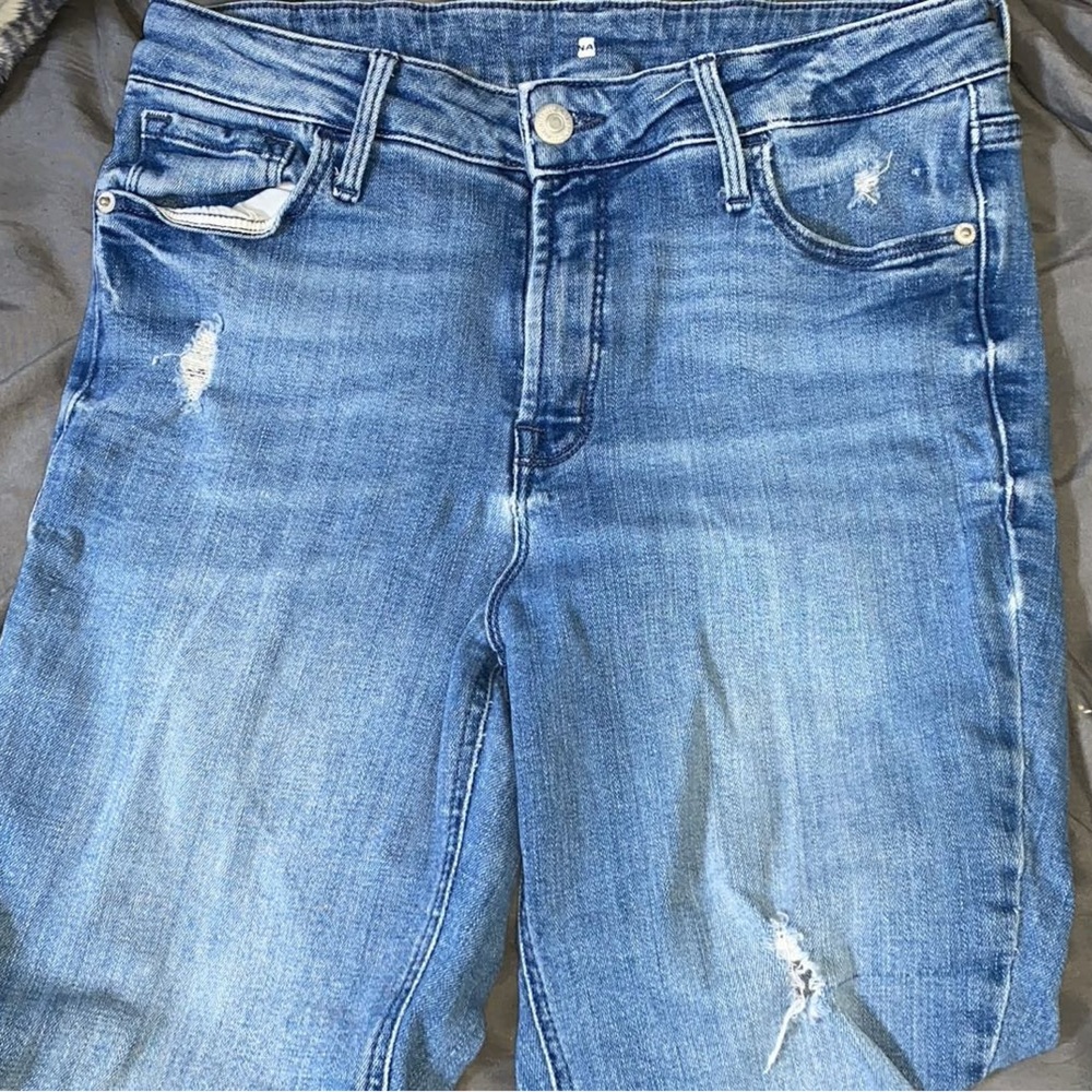 Light-Washed Old Navy Hole-In-The-Knee Skinny Jeans. Size 6.